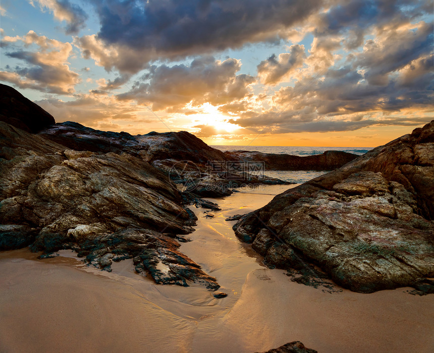 日落时的海滨海景海浪岩石荒野假期自由风景太阳地平线支撑图片