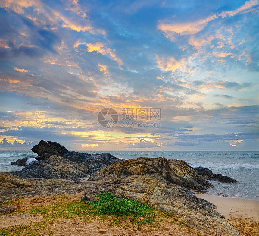 日落时的海滨边缘橙子卷云孤独阳光海岸线岩石海浪巨石海洋图片