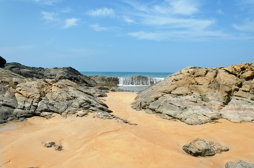 海洋海岸海浪中的石头冲浪沿海蓝色热带海岸线旅行波纹海景天空假期图片