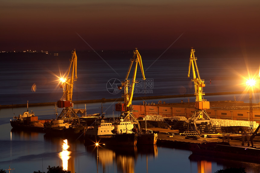 乌克兰敖德萨港的日出码头天空货物橙子帆船娱乐阳光旅行运输蓝色图片