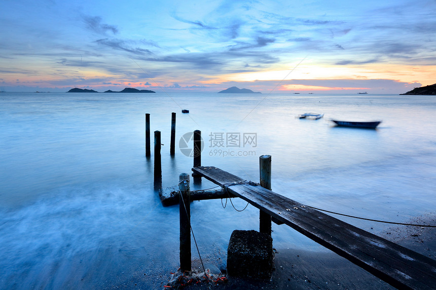 夕阳码头蓝色天空魔法反射时刻天堂海岸太阳海浪地平线图片