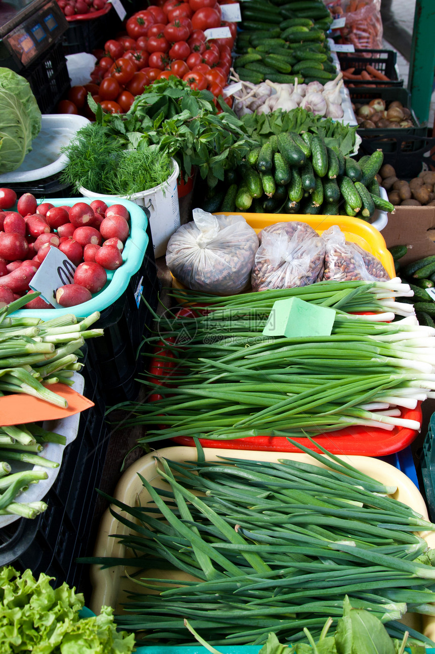 市场上的蔬菜绿色黄瓜土豆饮食萝卜摊位食物水果站立健康图片