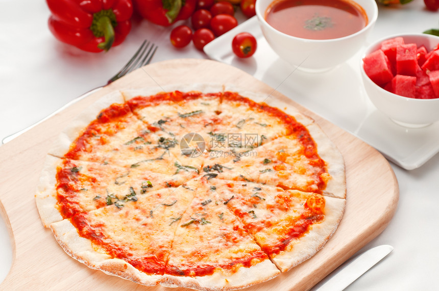 意大利原薄皮比萨美食西瓜绿色食物蔬菜健康圆圈圆形脆皮营养图片