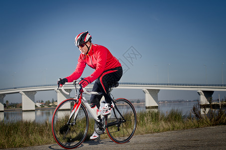 骑自行车的桥黑色的男人高清图片