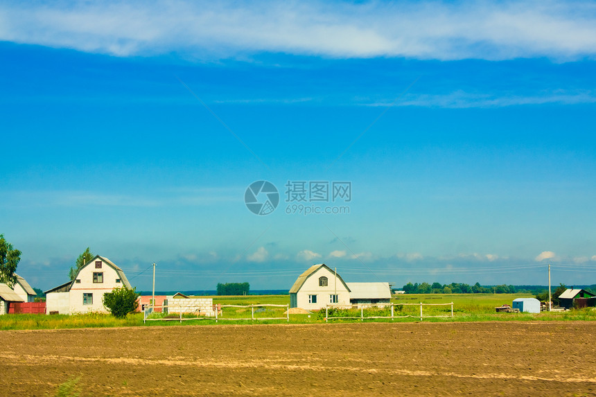 国家夏季场地土地蓝色草地公园生长草原农村建筑植物图片