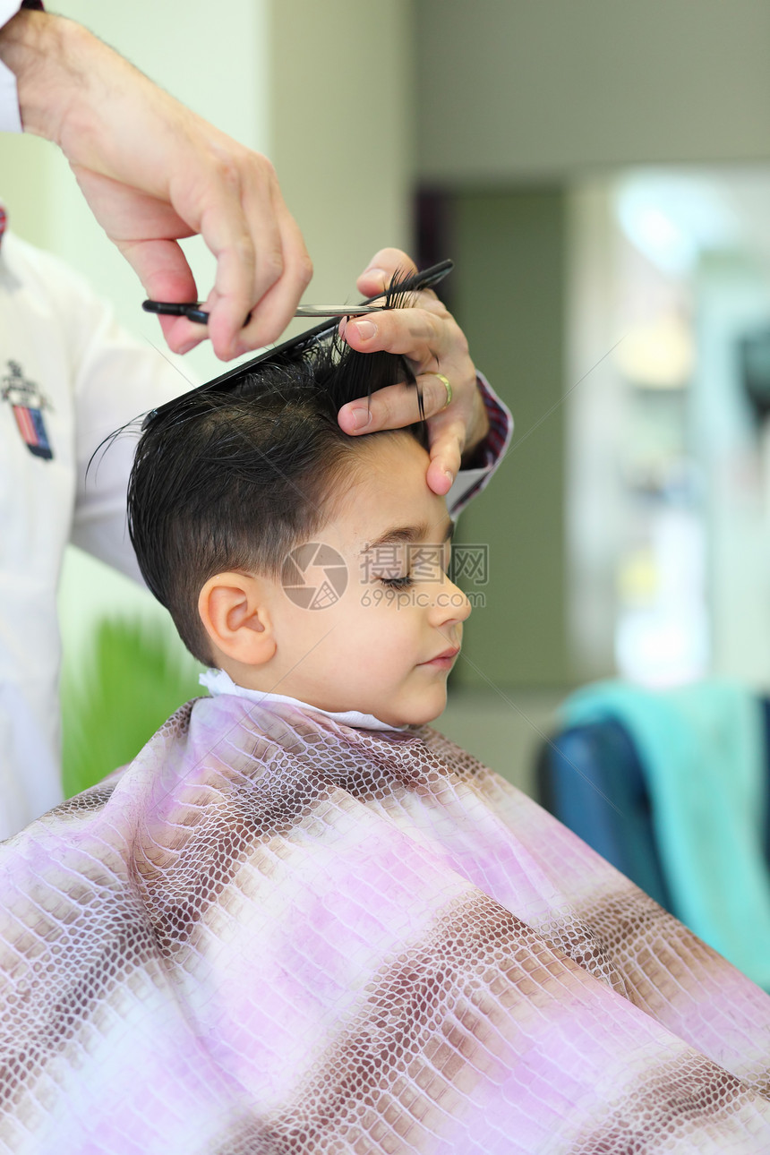 在理发师的可爱孩子童年理发男性青年发型梳子沙龙剪刀修剪头发图片