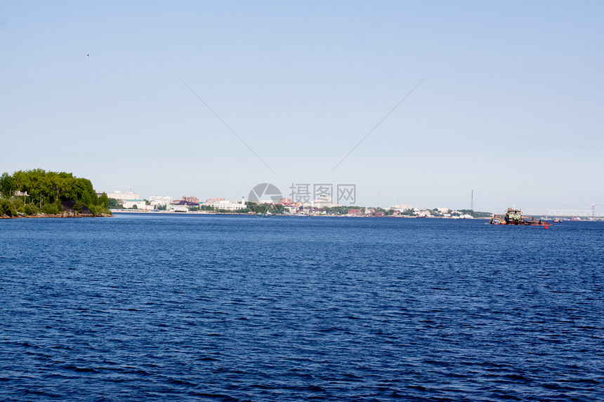 一条河流晴天水平建筑天空白色绿色工业海浪蓝色图片