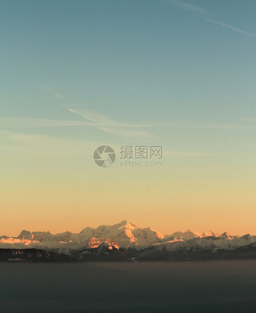 日落前阿尔卑斯山脉图片