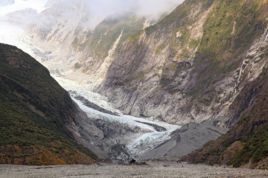 弗朗茨约瑟夫冰川旅游石头荒野岩石远景蓝色地标游客薄雾假期图片