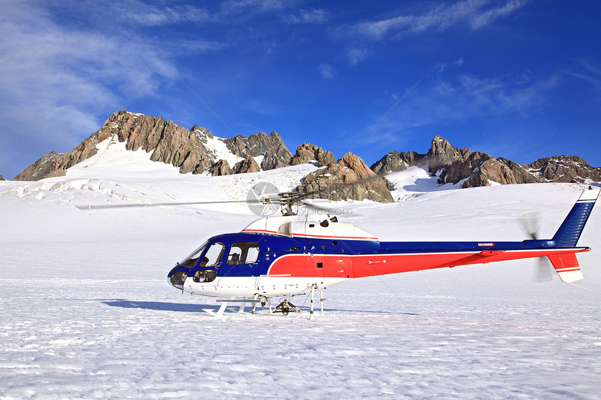 直升机降落在新西兰的弗朗茨·约瑟夫冰川上空图片