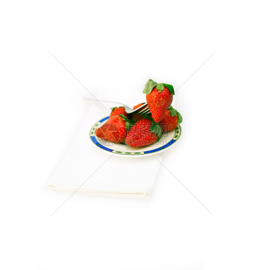白色的新鲜草莓浆果盘子食物饮食小吃甜点餐巾宏观种子水果图片