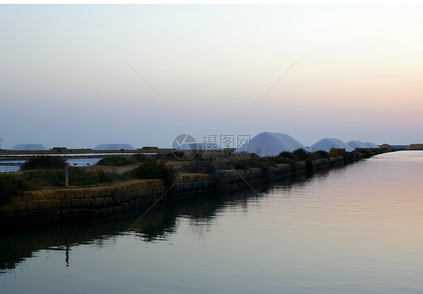 盐碱天空白色日落盐水生产渠道图片