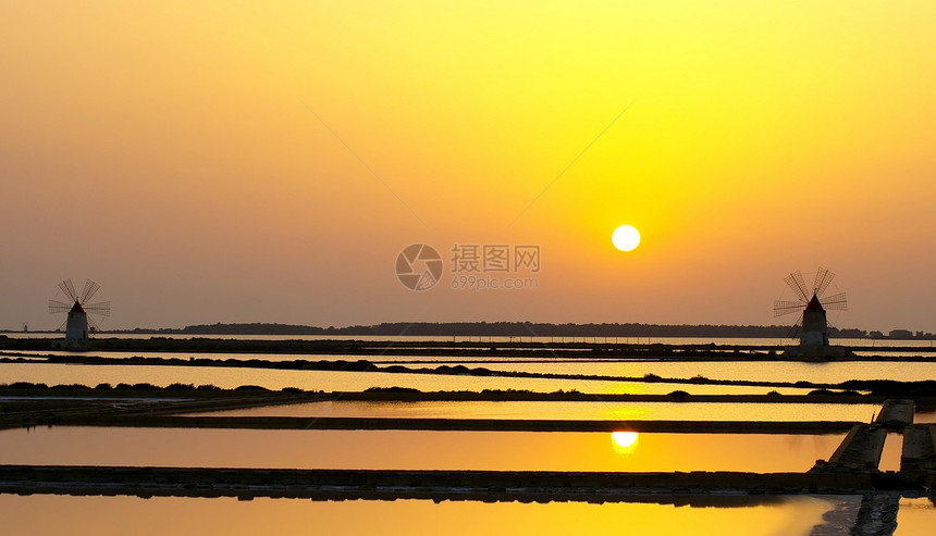 马萨拉的风车天空渡船太阳盆地渠道白色盐水旋转生产日落图片