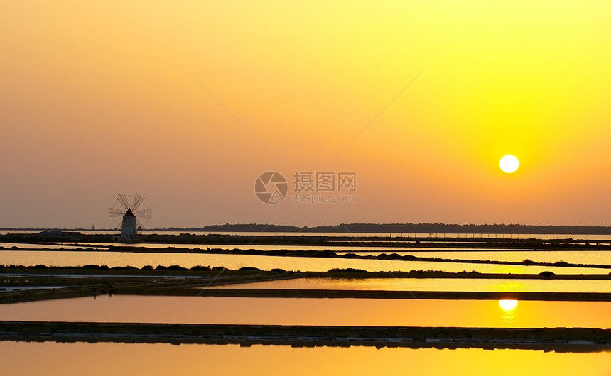 马萨拉的风车生产渠道盐水日落渡船太阳白色旋转盆地天空图片