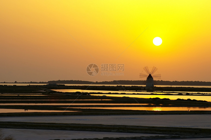 马萨拉的风车天空白色旋转渠道渡船生产太阳盆地盐水日落图片