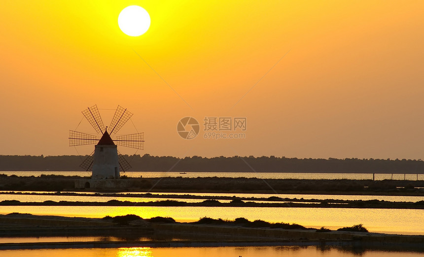 马萨拉的风车天空盆地渡船渠道白色日落太阳旋转盐水生产图片