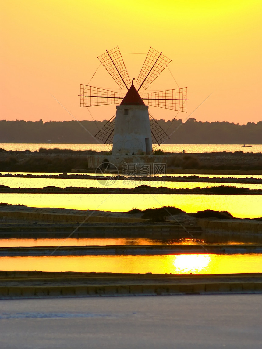 马萨拉的风车太阳盐水渡船盆地天空渠道生产旋转日落白色图片
