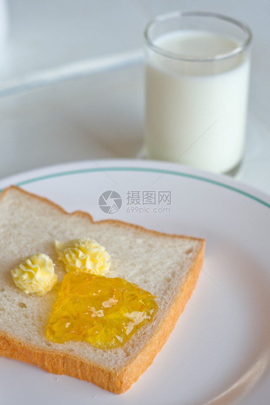 白盘上的面包黄油果酱玻璃白色小吃牛奶甜点盘子黄油早餐食物饮食图片