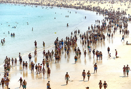 埃斯卡尔埃里亚圣塞巴斯蒂安的拉康查海滩太阳科派旅游地区节日人群瓦斯假期日光浴背景