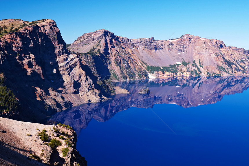 克拉鼠湖池塘树木旅行陨石火山绿色公园火山口蓝色风景图片