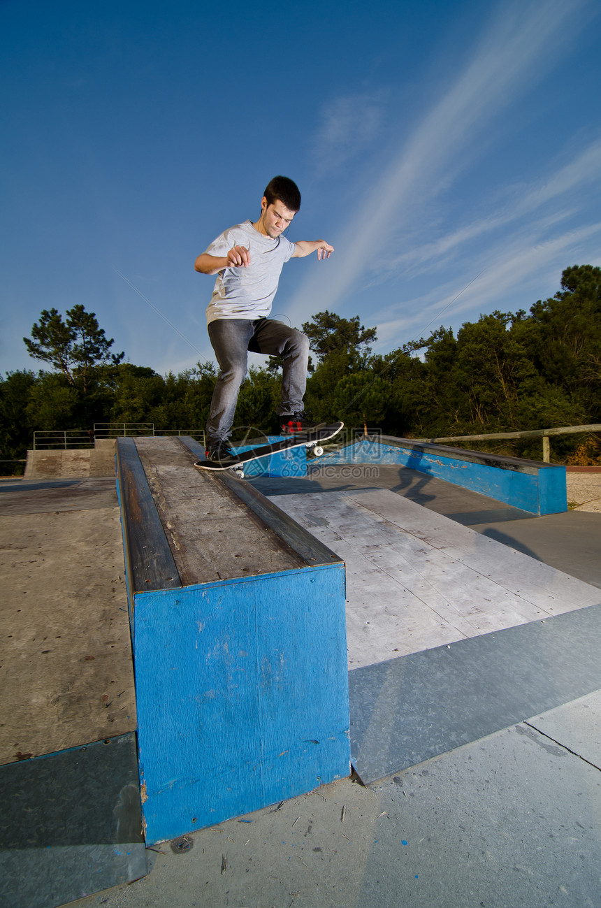 幻灯片上的滑板机运动活力滑板岩石乐趣溜冰者公园男生危险滑冰图片