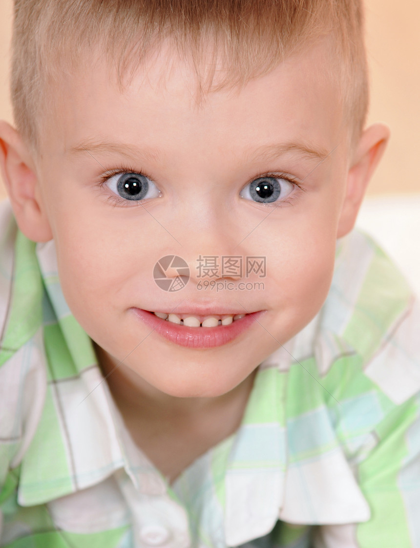 儿童肖像微笑金发孩子们男生眼睛乐趣童年快乐喜悦男性图片
