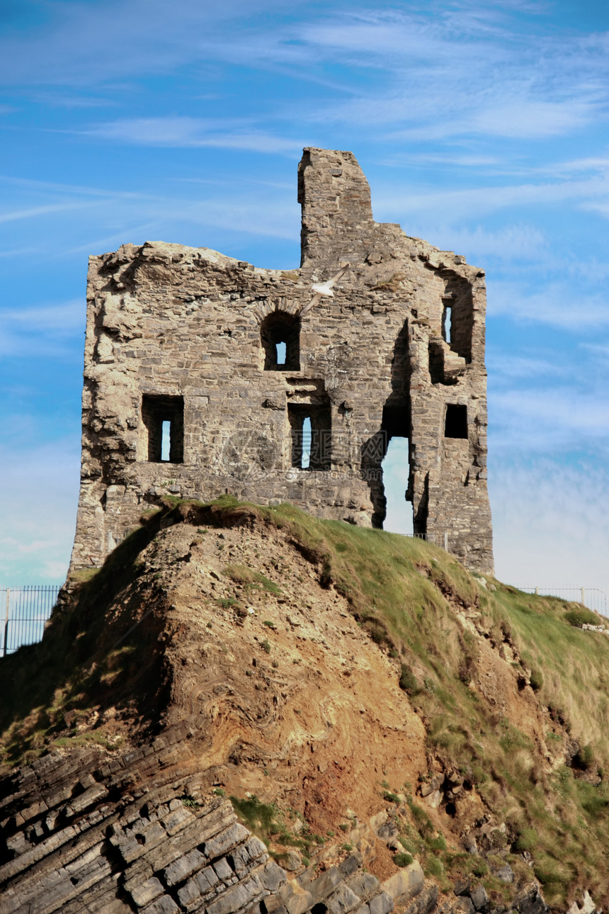 在美丽的岩石面上 城堡的废墟图片