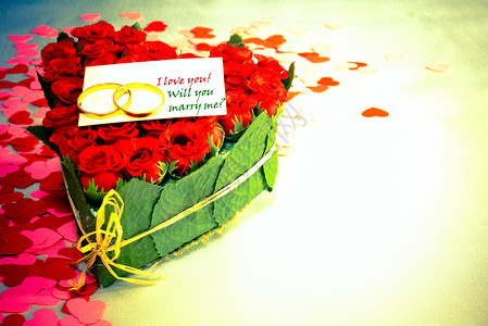 两个圆环和一张空白卡珠宝婚姻誓言夫妻金子花朵庆典卡片戒指已婚背景图片