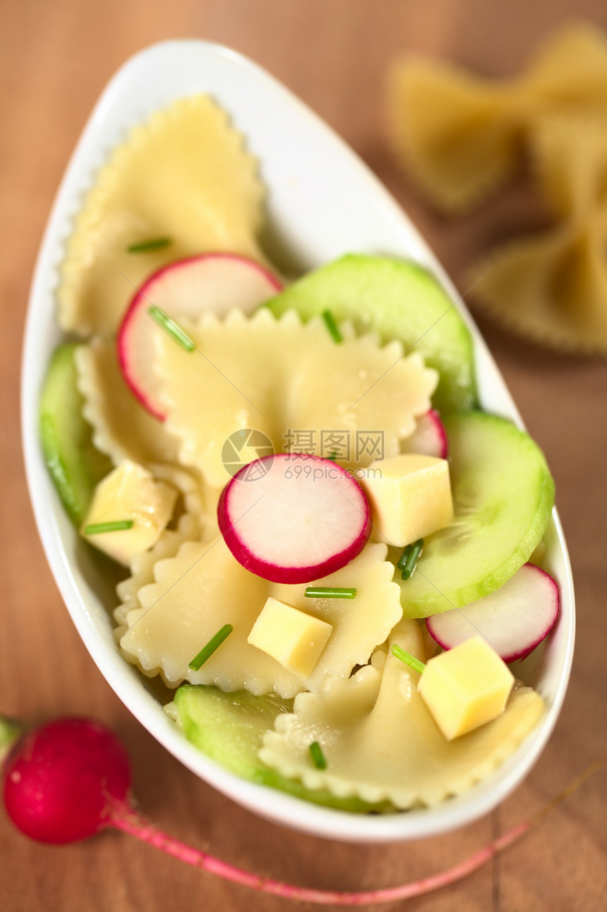 与黄瓜和拉迪什一道绿色沙拉韭菜草本植物蔬菜食物萝卜红色照片图片