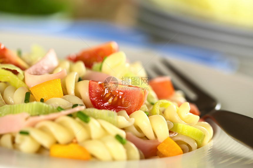 面食沙拉螺旋红色食物绿色照片胡椒黄色火腿蔬菜水平图片