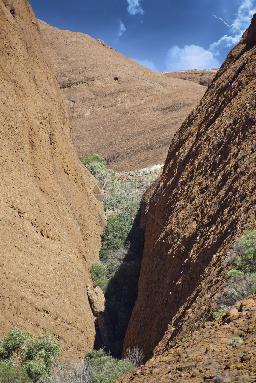澳大利亚外背的颜色和山丘假期弹珠彩虹橙子蓝色沙漠中心石头领土天空图片
