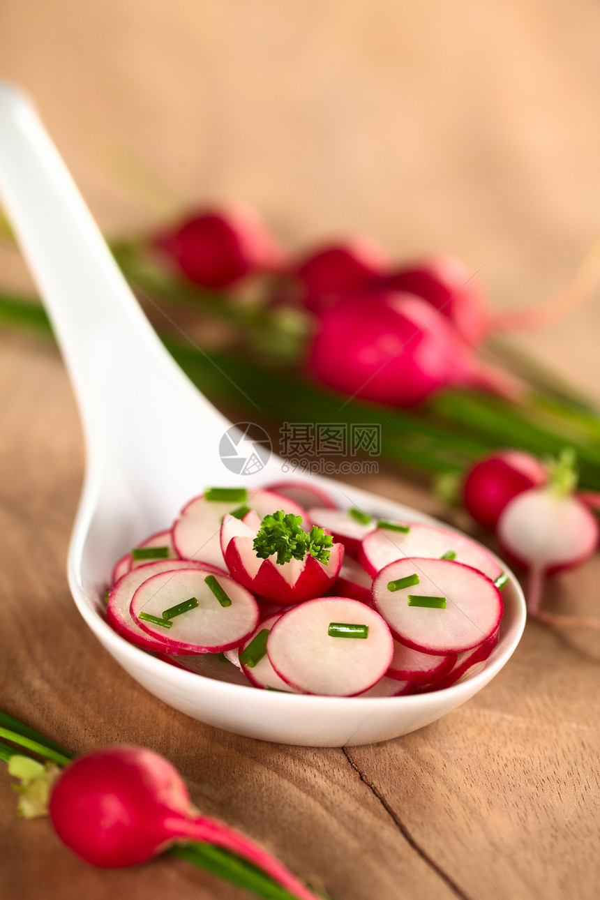 拉迪什沙拉和奇维斯绿色叶子沙拉草本植物蔬菜韭菜食物红色香菜照片图片