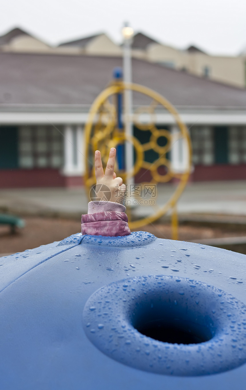 儿童在游乐场的儿童螺旋概念乐趣游戏青年手势幼儿园蓝色手指拇指图片