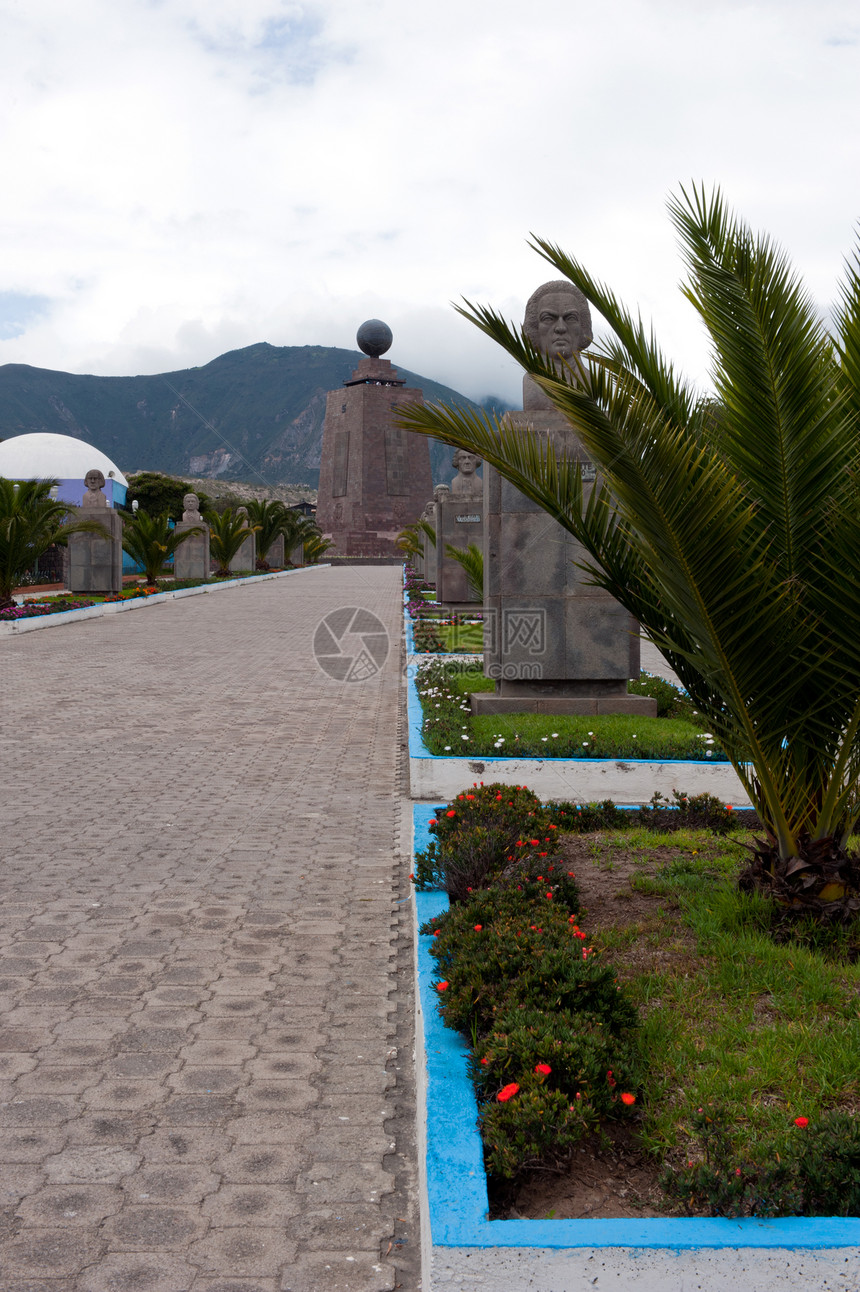 全球在赤道的中点Equador纪念碑基点世界旅行异国情调地球仪热带首都图片