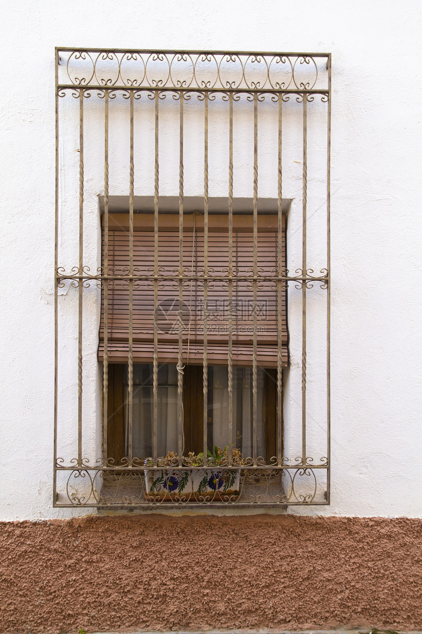特写 典型的西班牙窗口 白宫玻璃石膏房子木头框架历史性建筑农场公寓酒吧图片