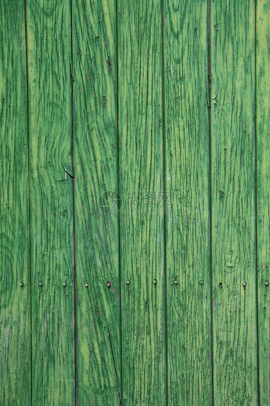 从木制面板门上剥绿绿色油漆装饰古董材料风化木头地面入口金属安全建筑学图片