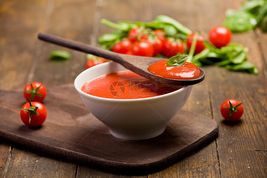 番茄酱乡村勺子食物味道菠菜桌子切菜板美食烹饪素菜图片