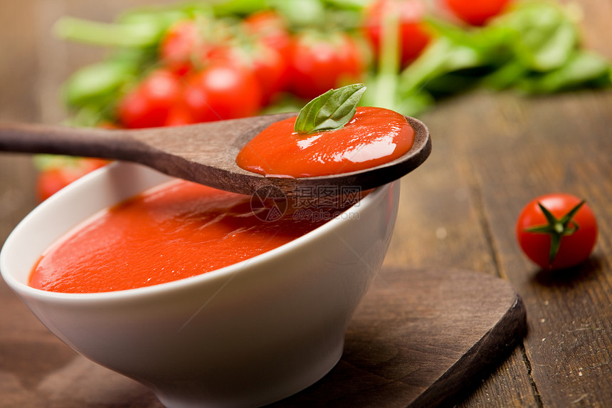番茄酱乡村食物菠菜素菜烹饪美食桌子勺子味道切菜板图片