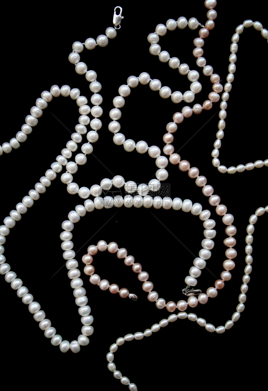 黑色丝绸上的白珍珠和粉红珍珠项链图片