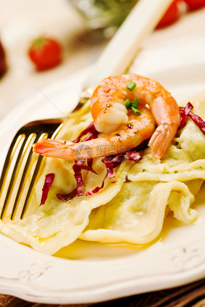 拉维奥利自制与Shrimps饮食海鲜动物美食金子洋葱食物甲壳类餐厅图片