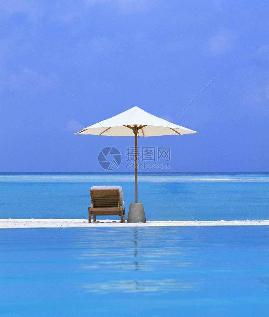 美丽的岛屿上的沙滩椅子和伞状椅图片