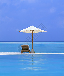 美丽的岛屿上的沙滩椅子和伞状椅高清图片