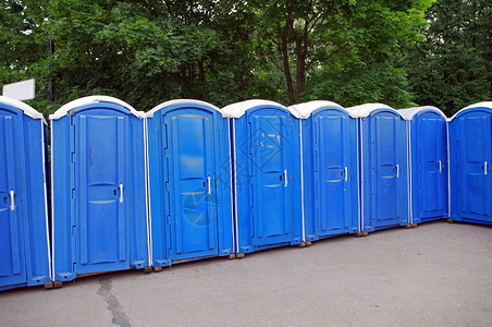 莫斯科公园蓝色公共厕所一排卫生洗手间民众公园背景图片