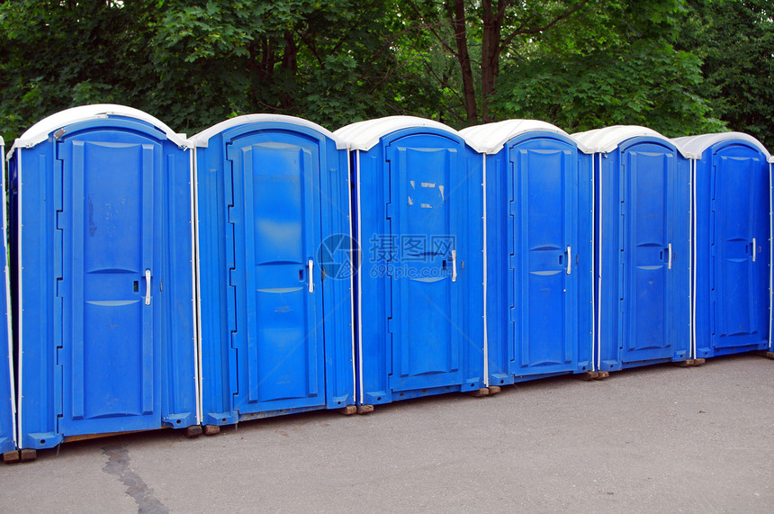 莫斯科公园蓝色公共厕所一排卫生洗手间公园民众图片
