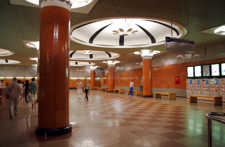 莫斯科地铁站Pobedy公园居民大理石建筑学装饰品运输民众过境通道柱子装饰旅行图片