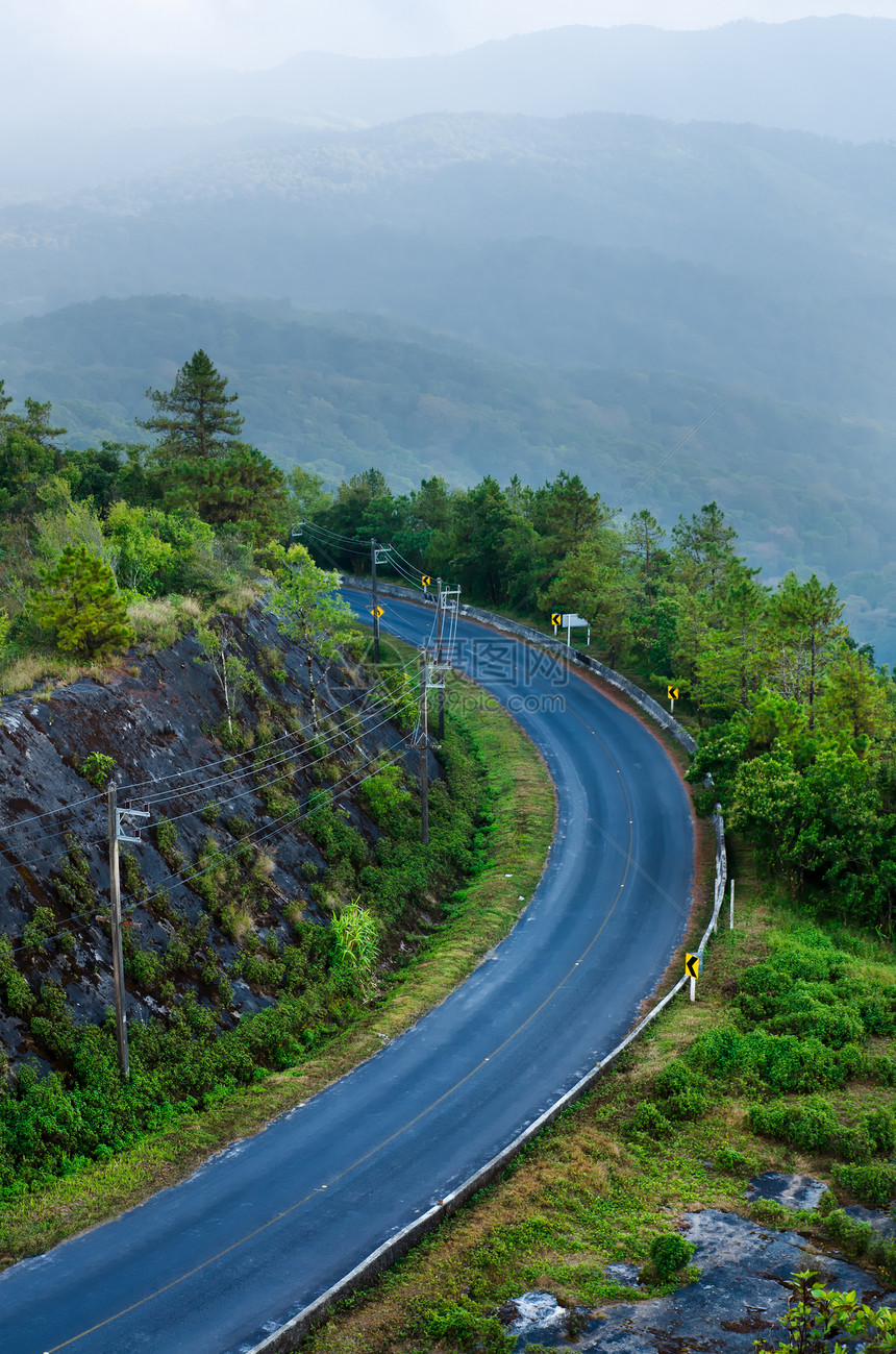 山上美丽的弯曲道路图片