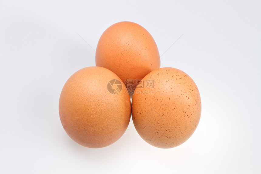 三个孤立的鸡蛋季节篮子早餐母鸡市场家禽蛋壳动物脆弱性农场图片