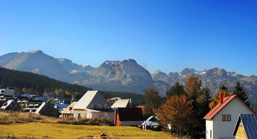 黑山山村建筑城市太阳乡村建筑学窗户蓝色全景阳光房屋图片