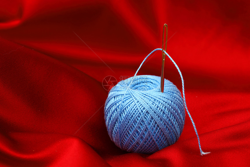 红色丝绸上的线海浪白色维修材料手工业缝纫棉布爱好刺绣针线活图片