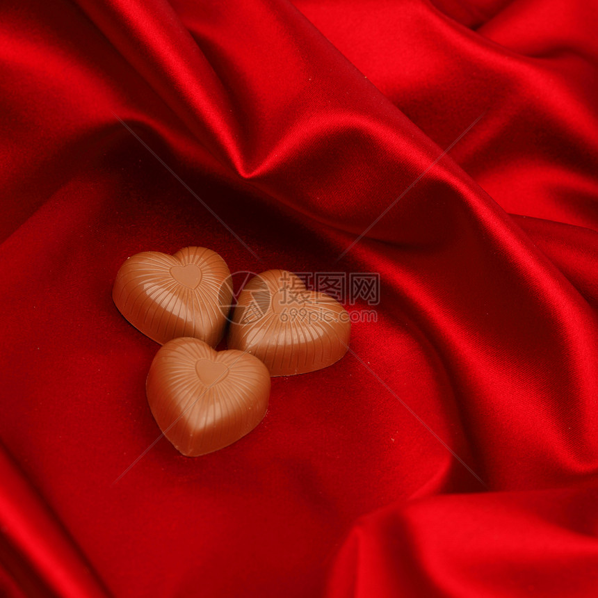 红沙子上的糖果心金子展示巧克力奢华生日正方形盒子小吃食物标签图片